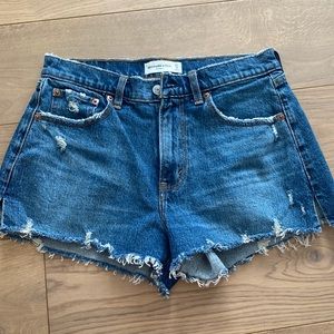 Abercrombie & Fitch mid rise, curve love shorts. Size 27/4. New without tags.